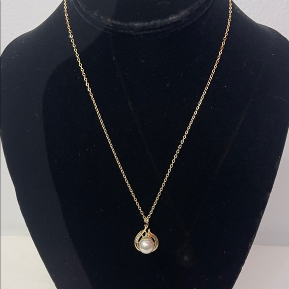 Jewelry - Elegant Gold Pearl Pendant Necklace